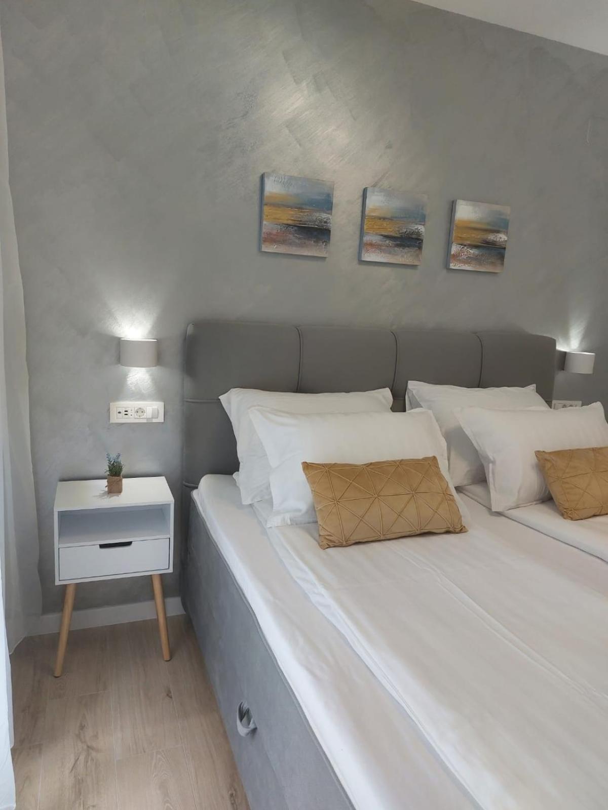 Luxury Beachfront Villa Crystal Aenona - By Ta Leut Agency Nin Bagian luar foto